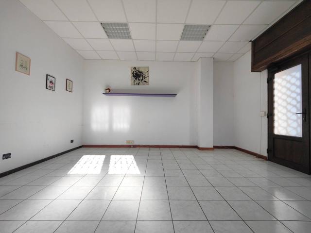 Locale Commerciale in affitto a Leumann, Piemonte