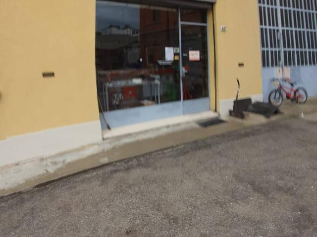 Locale Commerciale in affitto a Unione Terre e Fiumi, Copparo