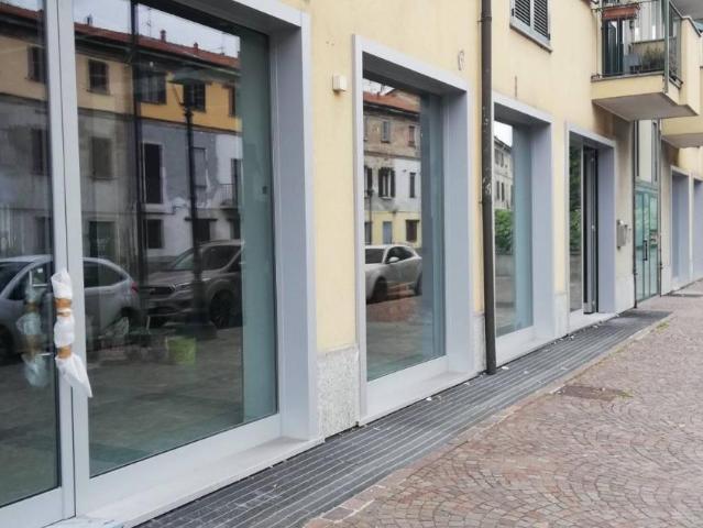 Locale Commerciale in affitto a Cornaredo, Lombardia