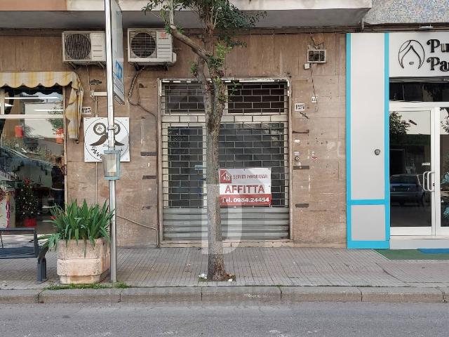 Locale Commerciale in affitto a Città 2000, Calabria