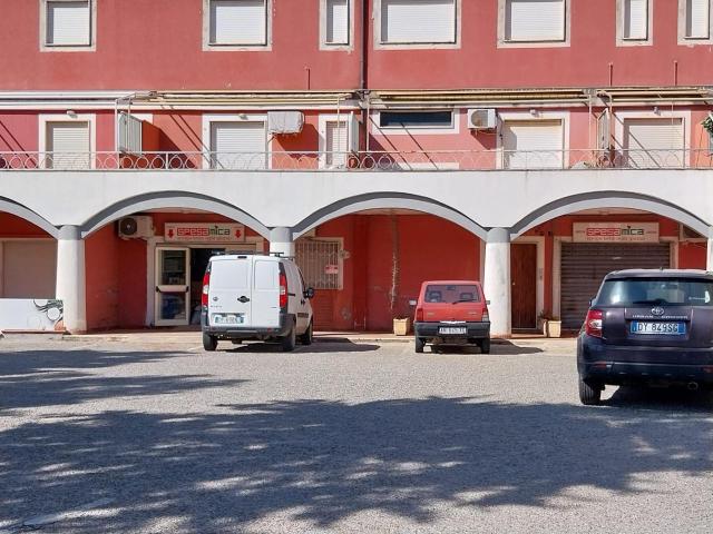 Locale Commerciale in affitto a Calabria, Cosenza