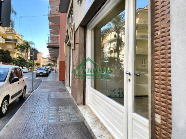 Locale Commerciale in vendita a Diano Calderina, Diano Marina
