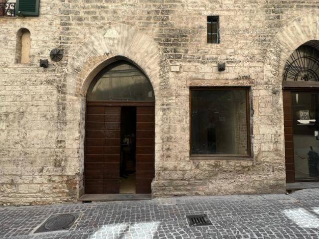 Locale Commerciale in affitto a Marche, Ancona