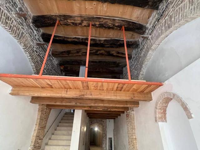 Locale Commerciale in affitto a Marche, Ancona