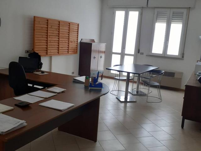 Locale Commerciale in affitto a Unione della Romagna Faentina, Faenza