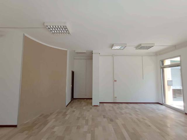Locale Commerciale in affitto a San Lazzaro, Marche