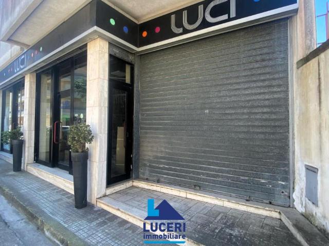 Locale Commerciale in vendita a Puglia, Lecce