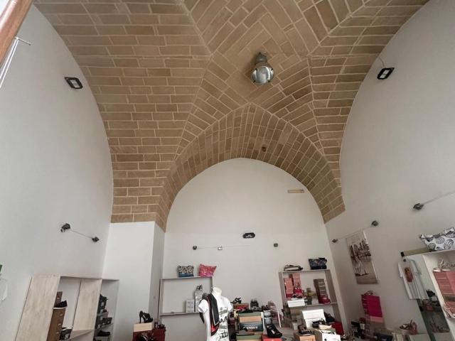 Locale Commerciale in affitto a Puglia, Lecce