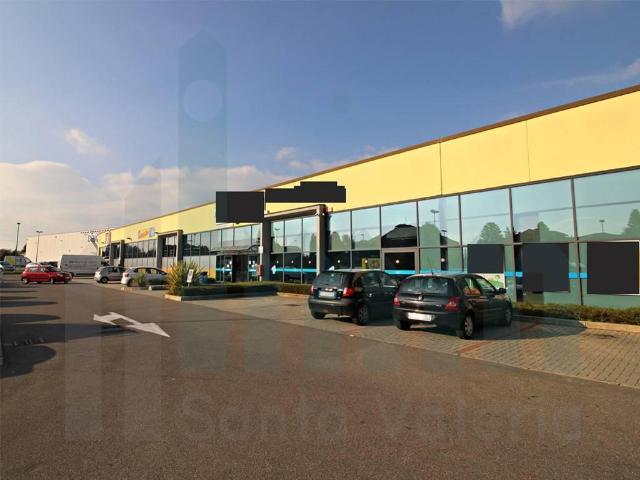 Locale Commerciale in affitto a Giussano, Lombardia