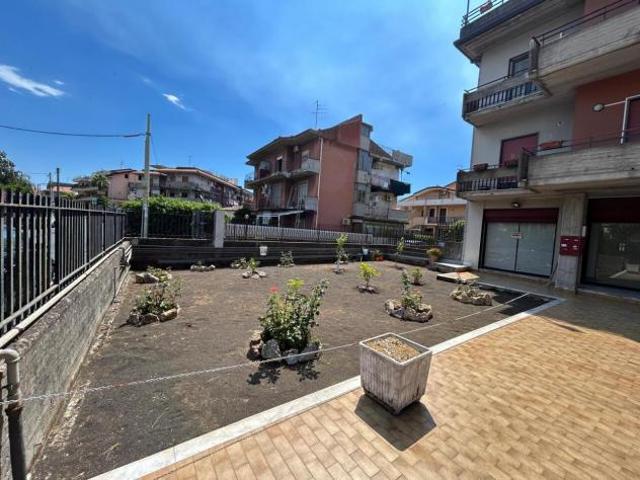 Locale Commerciale in affitto a Gravina Di Catania, Sicilia