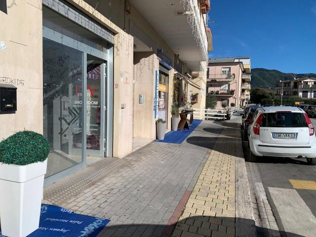 Locale Commerciale in affitto a San Lazzaro, Isernia