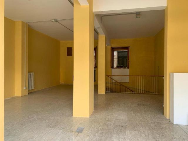 Locale Commerciale in affitto a San Lazzaro, Isernia
