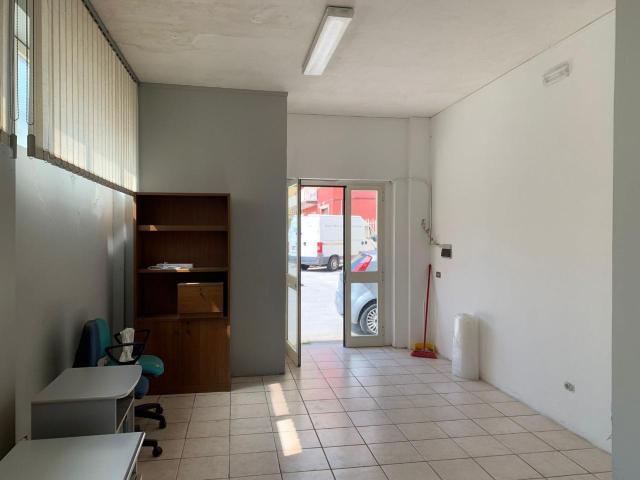 Locale Commerciale in affitto a San Lazzaro, Isernia