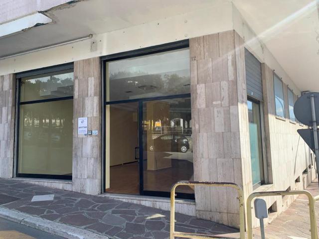 Locale Commerciale in affitto a Isernia, Molise