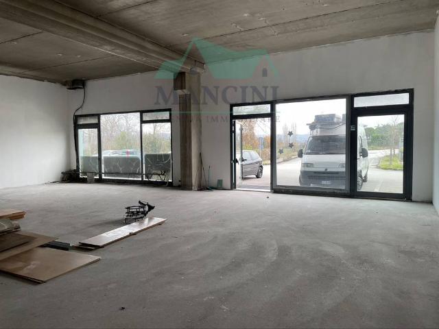 Locale Commerciale in affitto a Marche, Ancona