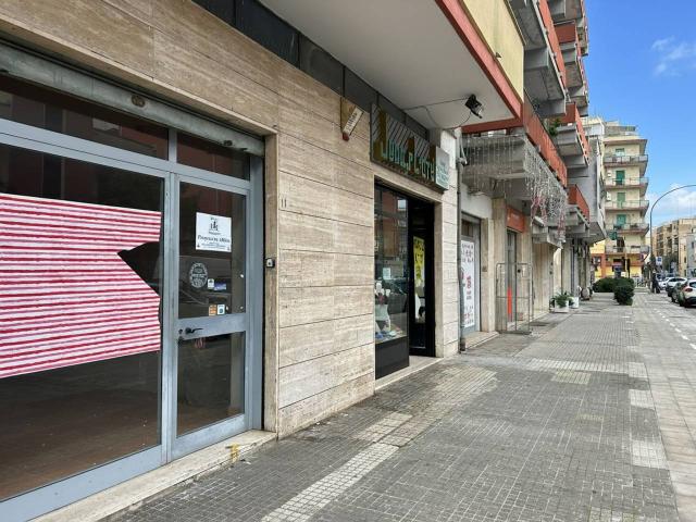 Locale Commerciale in affitto a Puglia, Lecce