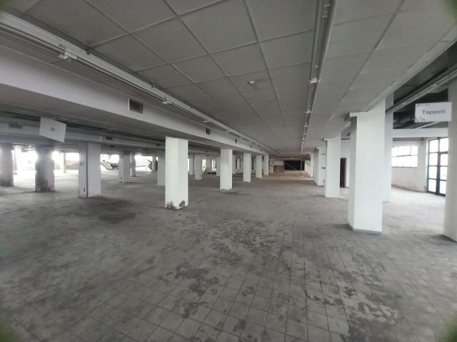 Locale Commerciale in affitto a Via Cairoli, Livorno