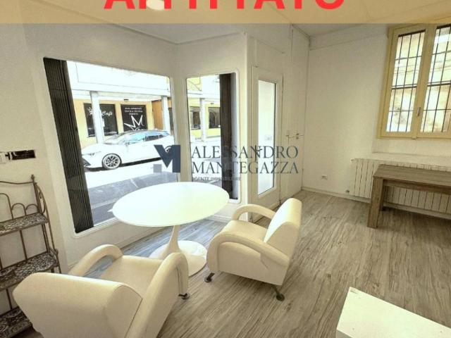 Locale Commerciale in affitto a Macherio