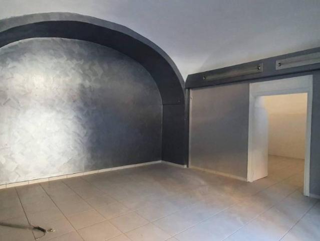 Locale Commerciale in affitto a Maddaloni, Campania