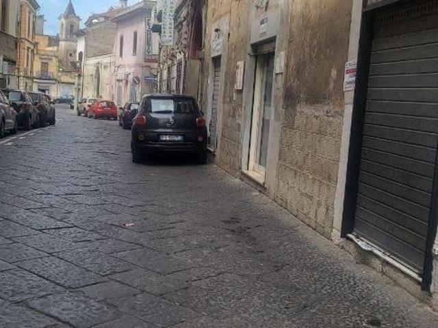 Locale Commerciale in affitto a Maddaloni, Campania