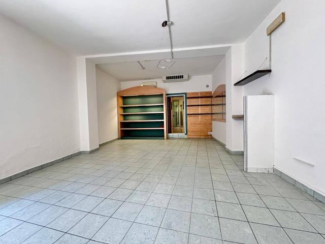 Locale Commerciale in affitto a Gurone, Malnate