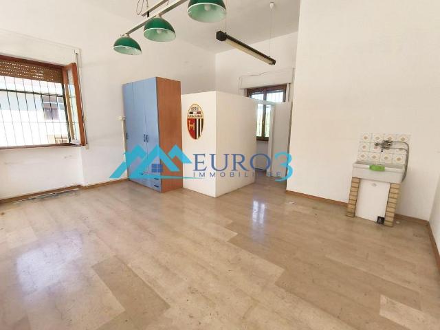 Locale Commerciale in affitto a Marche, Ascoli Piceno