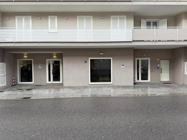 Locale Commerciale in affitto a Marcianise, Campania