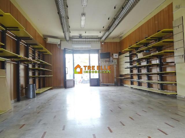 Locale Commerciale in affitto a Mariglianella, Campania