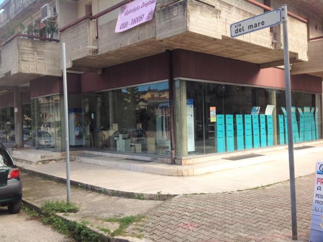 Locale Commerciale in affitto a Unione dei Comuni della Val Vibrata, Martinsicuro