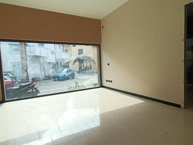 Locale Commerciale in affitto a Unione Comuni Basiano Masate, Masate