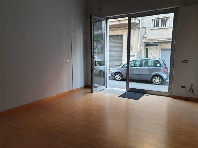 Locale Commerciale in affitto a Puglia, Taranto