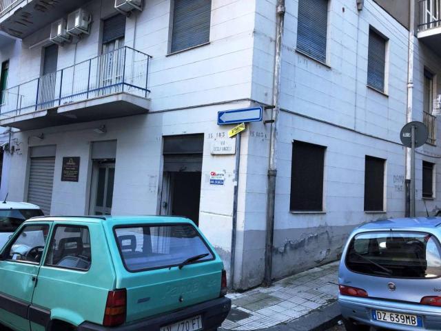 Locale Commerciale in affitto a IV Circoscrizione, Messina