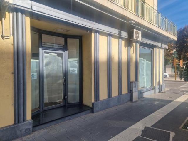 Locale Commerciale in affitto a IV Circoscrizione, Messina