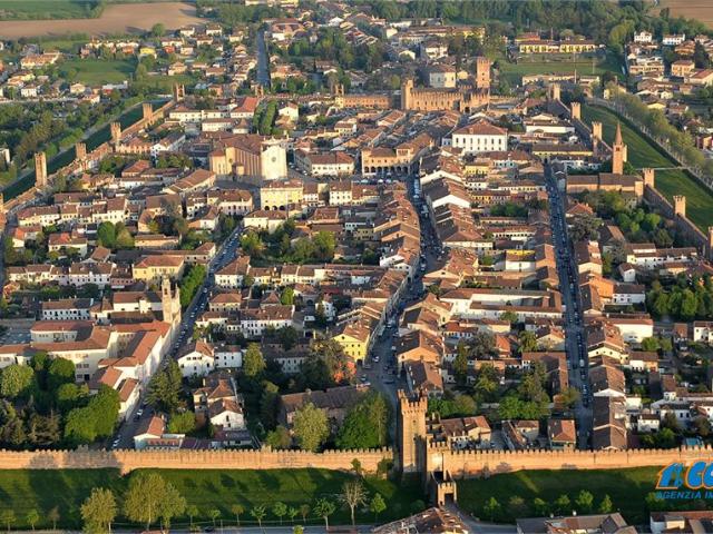Locale Commerciale in affitto a Montagnana, Veneto
