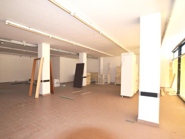Locale Commerciale in affitto a Molino, Marche