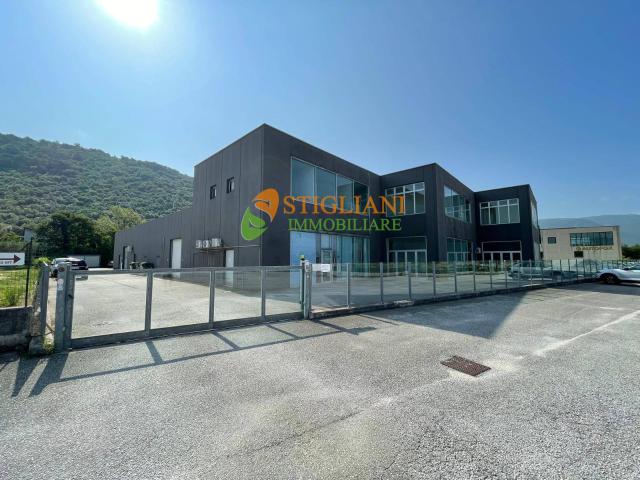 Locale Commerciale in affitto a Monteroduni, Molise