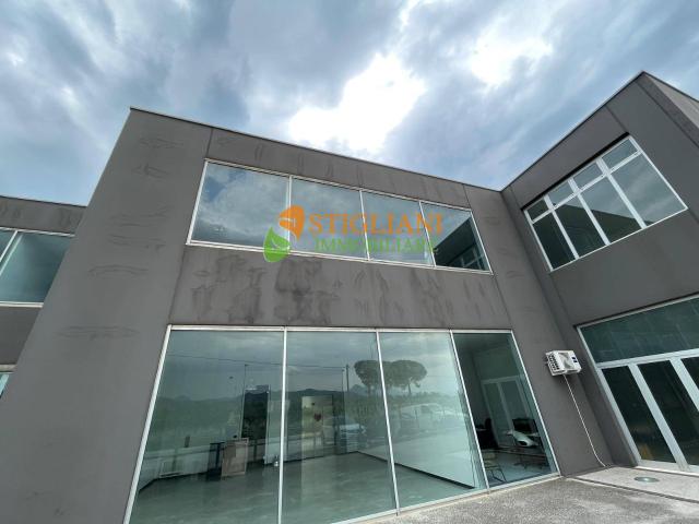 Locale Commerciale in affitto a Monteroduni, Molise