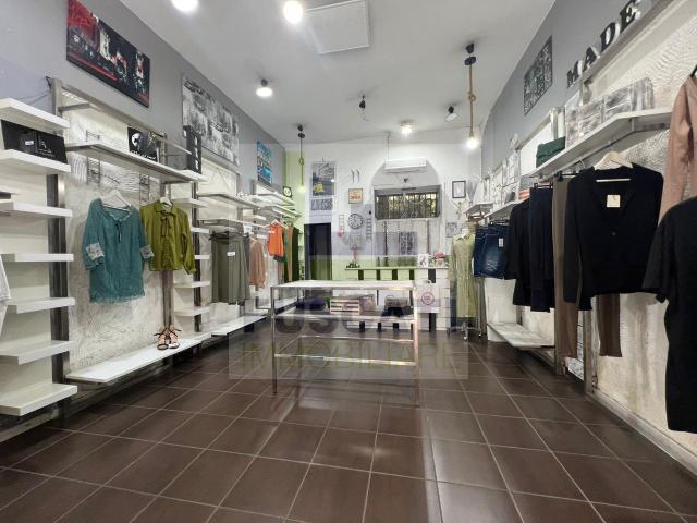 Locale Commerciale in affitto a Mugnano Di Napoli, Campania