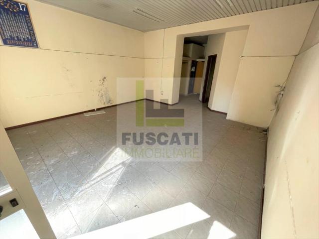 Locale Commerciale in affitto a Mugnano Di Napoli, Campania