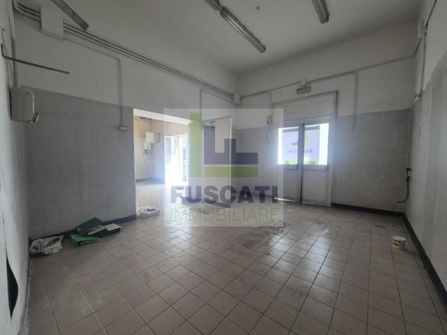 Locale Commerciale in affitto a Mugnano Di Napoli, Campania