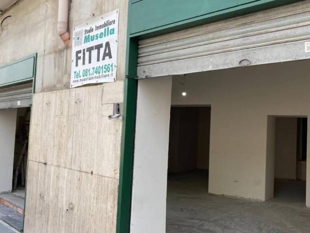 Locale Commerciale in affitto a Municipalità 7, Miano