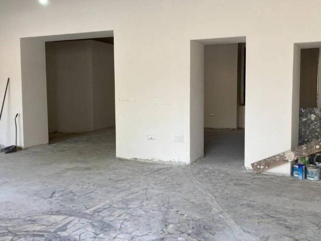 Locale Commerciale in affitto a Municipalità 7, Miano