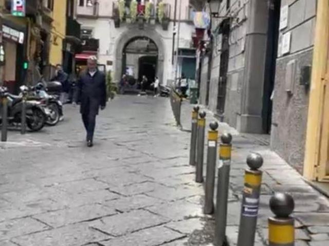 Locale Commerciale in affitto a Municipalità 1, Campania
