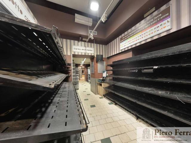 Locale Commerciale in affitto a Municipalità 1, Campania