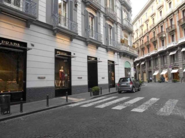 Locale Commerciale in affitto a Municipalità 1, Campania