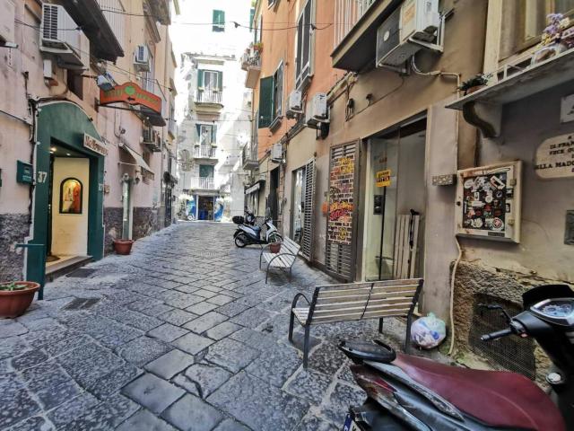Locale Commerciale in affitto a Municipalità 1, Campania