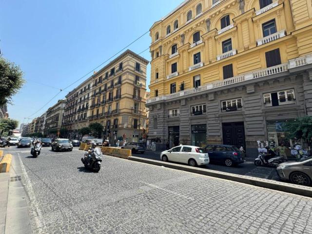 Locale Commerciale in affitto a Municipalità 2, Campania