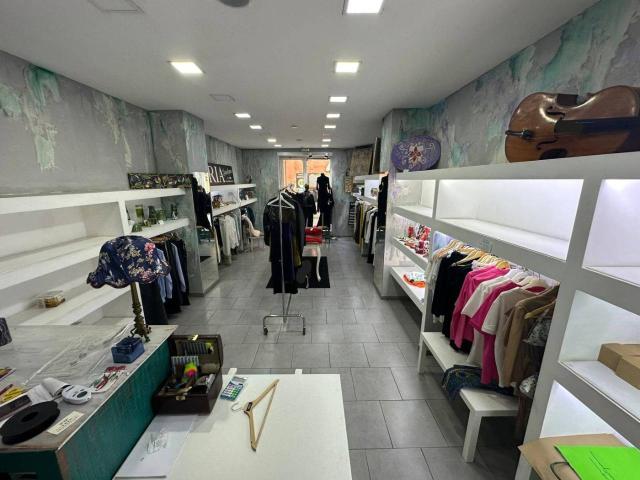 Locale Commerciale in affitto a Municipalità 2, Campania