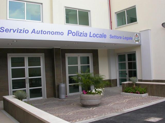 Locale Commerciale in affitto a Municipalità 3, Campania