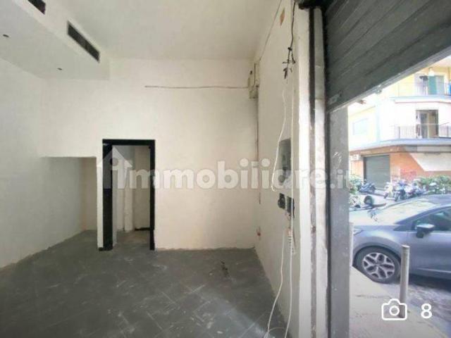 Locale Commerciale in affitto a Municipalità 10, Campania